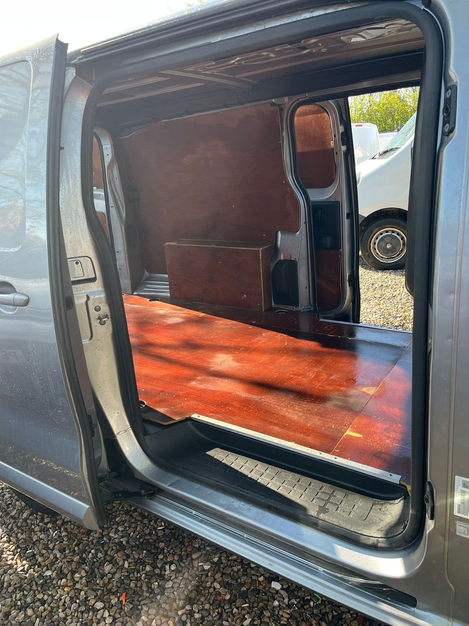 Vehicle image 11 of 21