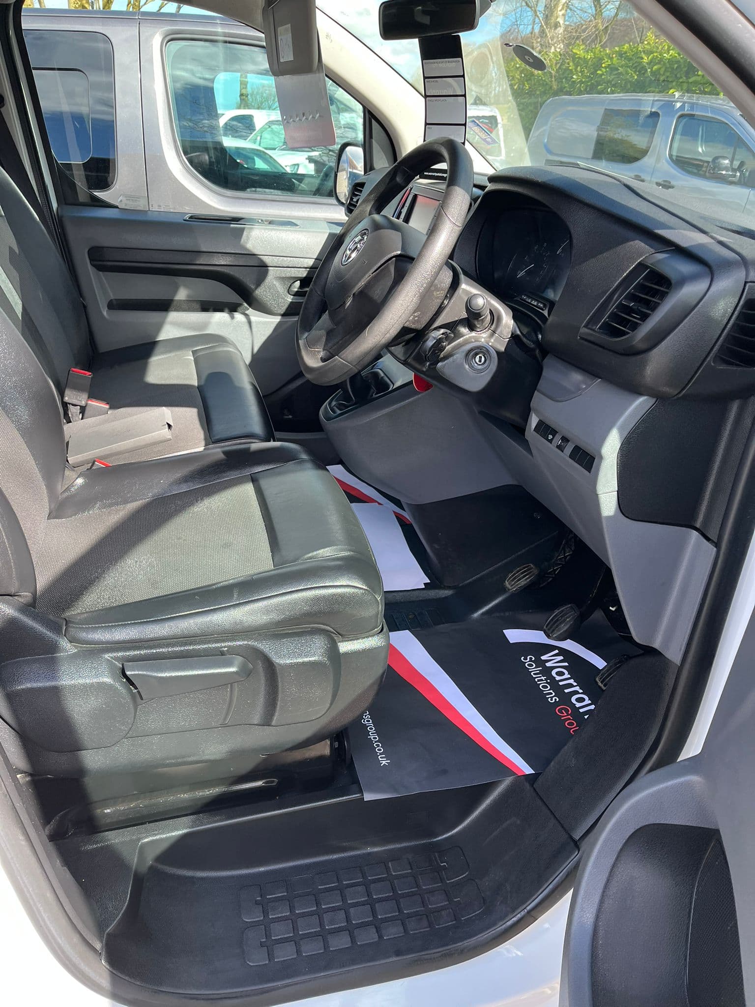 Vehicle image 13 of 32