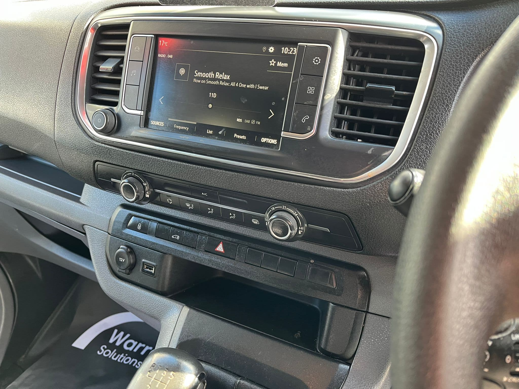 Vehicle image 17 of 32