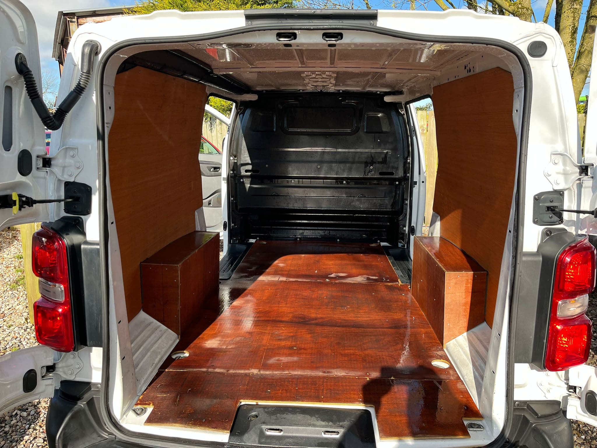 Vehicle image 23 of 32