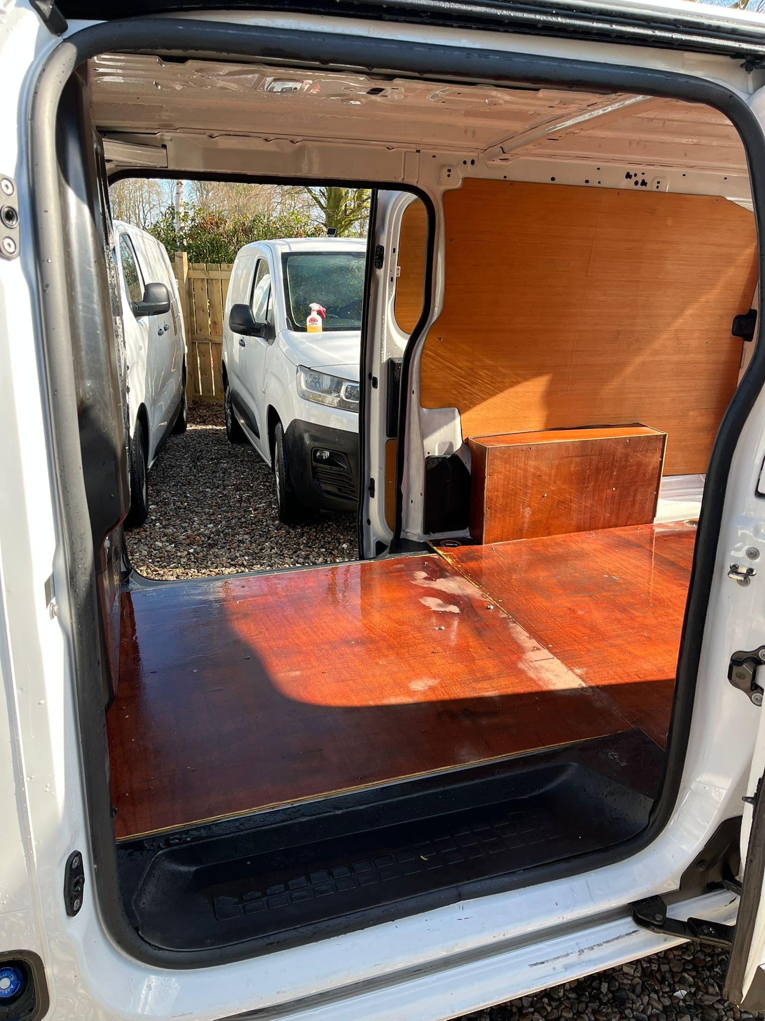 Vehicle image 25 of 32