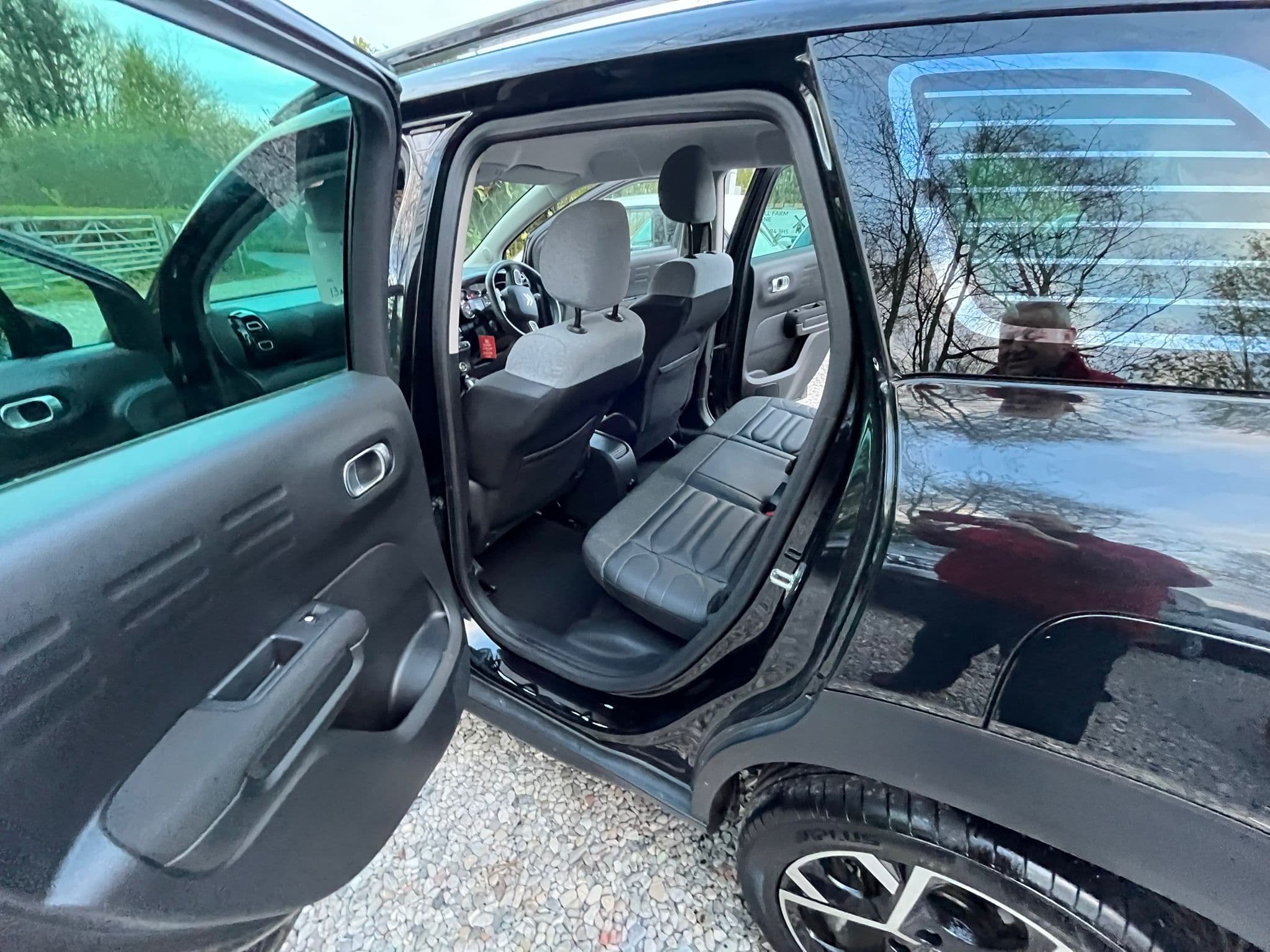 Vehicle image 11 of 19