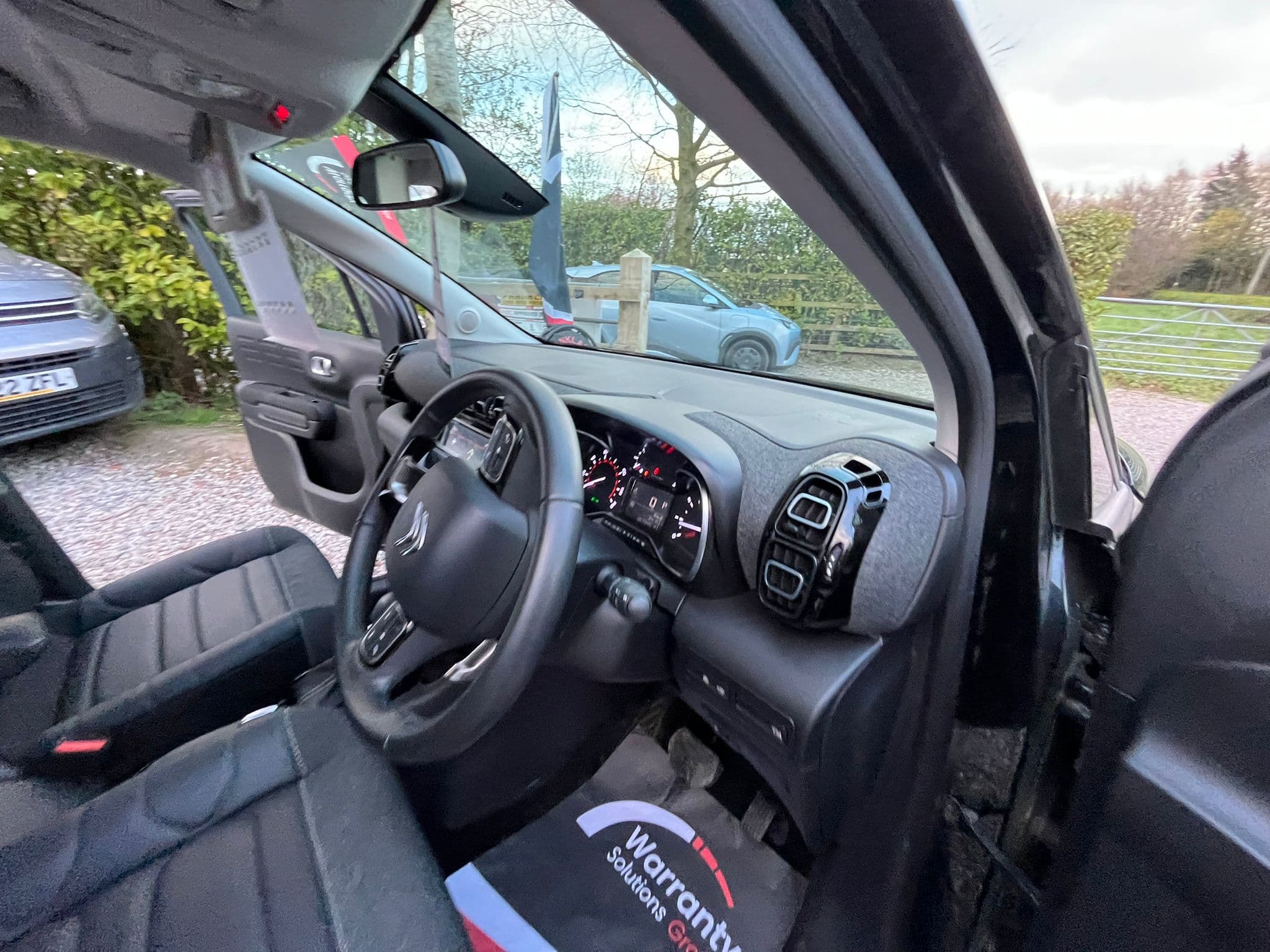 Vehicle image 17 of 19